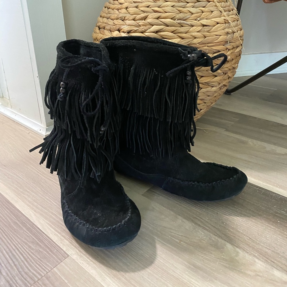 MINNETONKA Fringe Boots sz 9